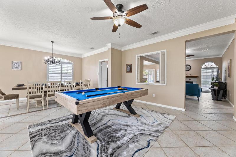 Amazing Bay Villa Near NASA with Pool & Pool Table - image 16