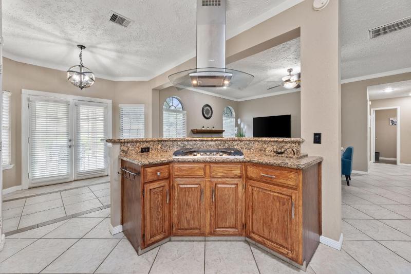 Amazing Bay Villa Near NASA with Pool & Pool Table - image 7