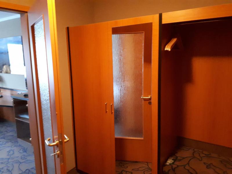 Standard Twin Room image 3