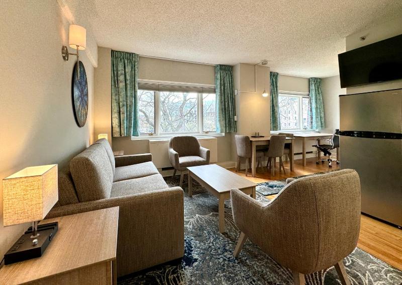 One-Bedroom Deluxe Two Bed XL Suite image 1