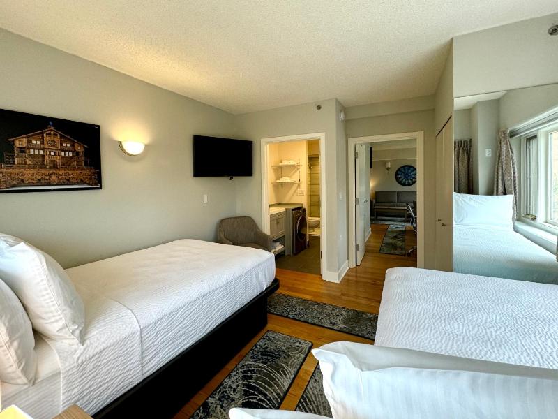 One-Bedroom Deluxe Two Bed XL Suite image 4