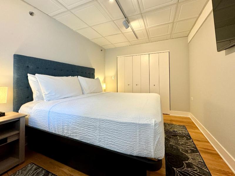 Two-Bedroom Three Bed Suite image 2