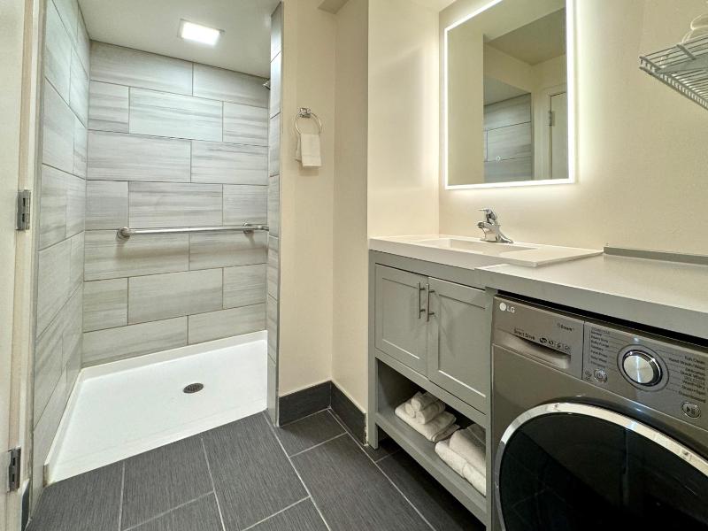 Two-Bedroom Three Bed Suite image 3