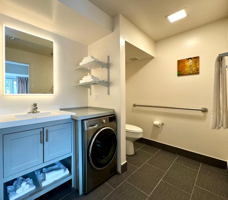 Two-Bedroom Three Bed Suite image 4