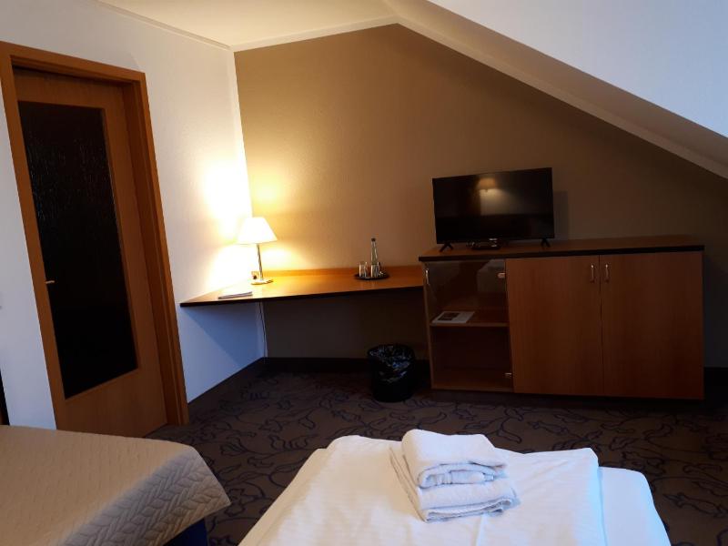 Standard Twin Room image 2