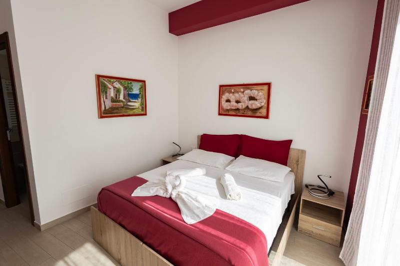PalerMonAmour Art Gallery Suite - image 16