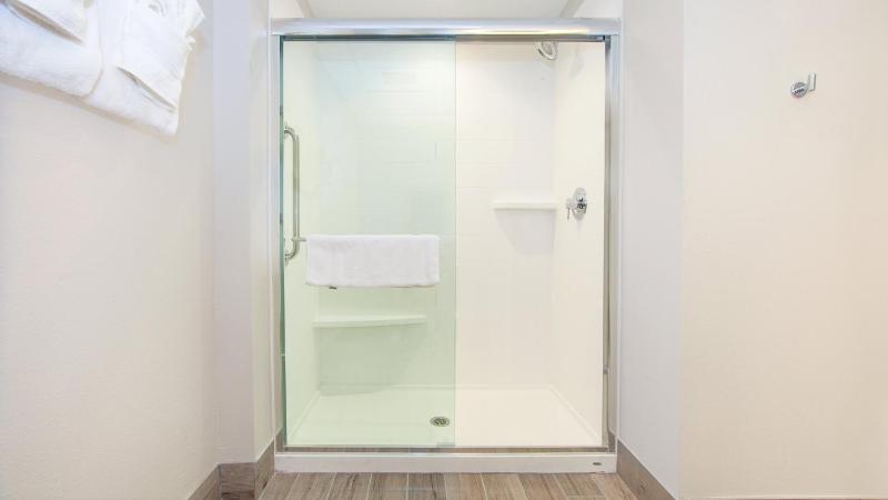 Standard Queen Room with Oceanfront image 4