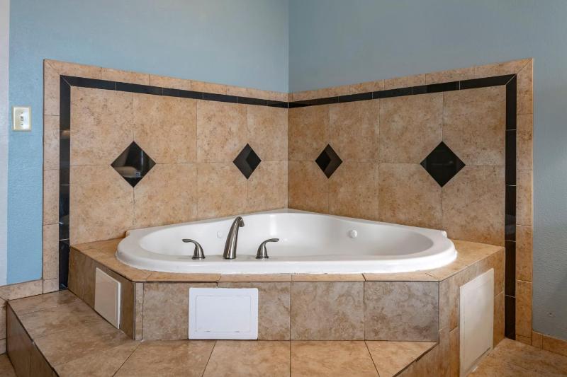 King Suite with Whirlpool - Non-Smoking image 2
