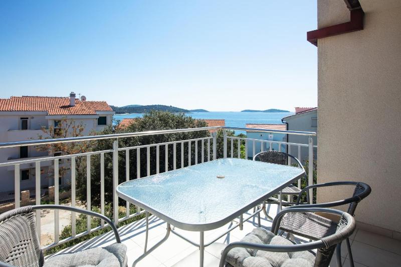 One-Bedroom Apartment with Terrace and Sea View image 4