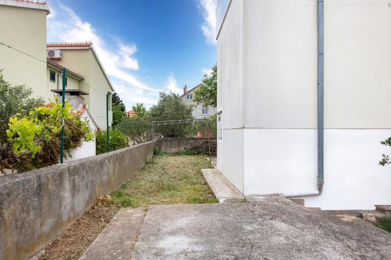 Apartments and rooms with parking space Murter - 22405 - image 2