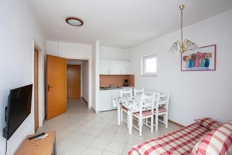 Apartments and rooms with parking space Murter - 22405 - image 20