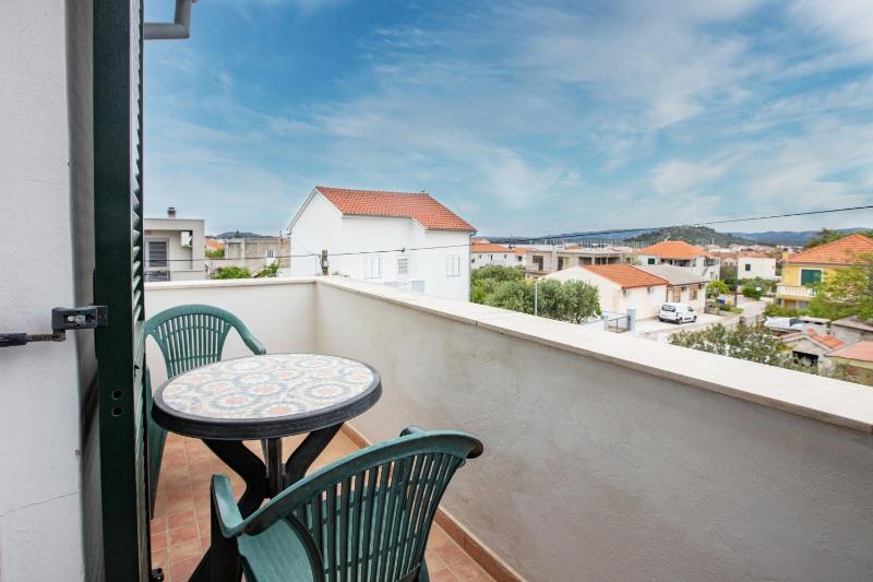 Apartments and rooms with parking space Murter - 22405 - image 4