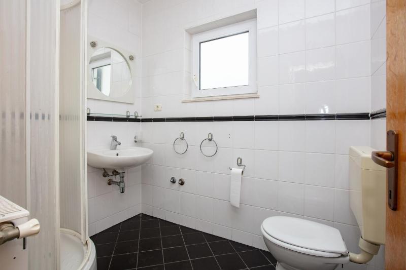 Apartments and rooms with parking space Murter - 22405 - image 22