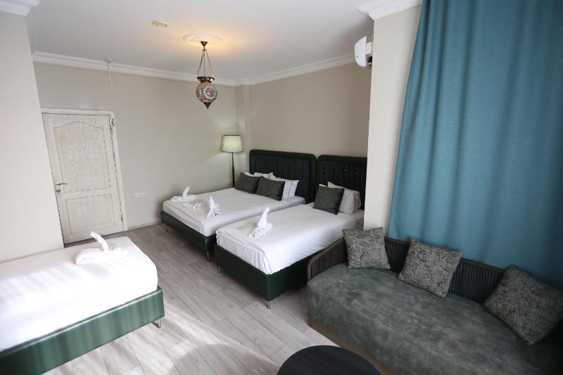 Quadruple Room image 3