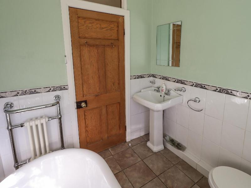 Tizzie Whizie Cottage - image 22