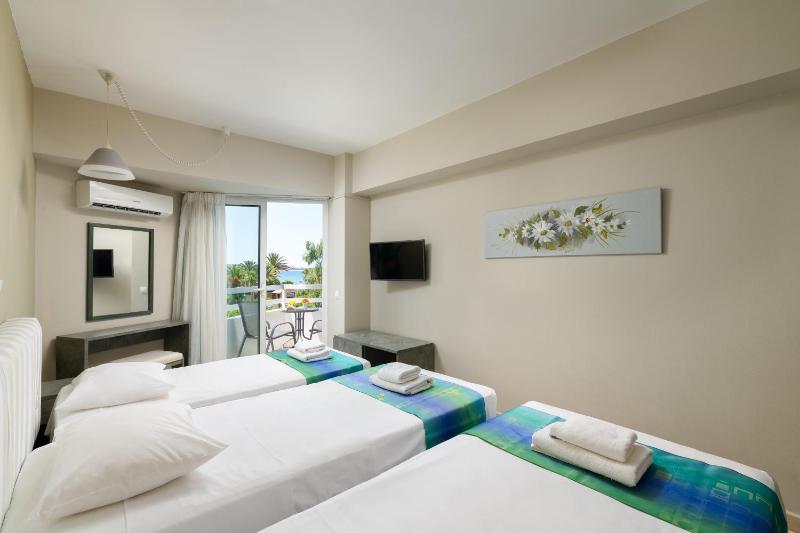 Triple Room with Sea View image 1
