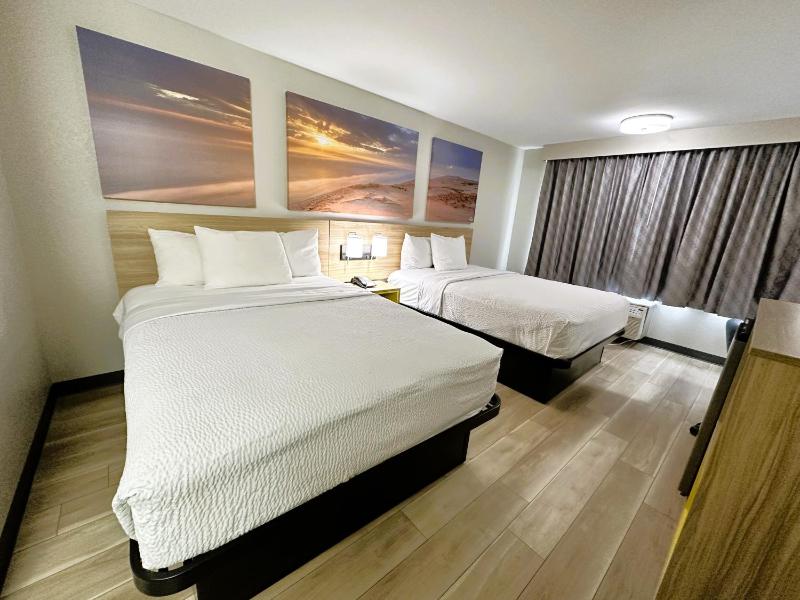 Queen Room with Two Queen Beds - Non-Smoking image 4
