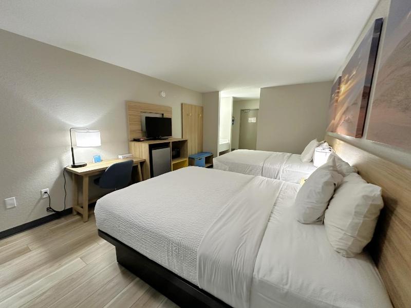 Queen Room with Two Queen Beds - Non-Smoking image 3