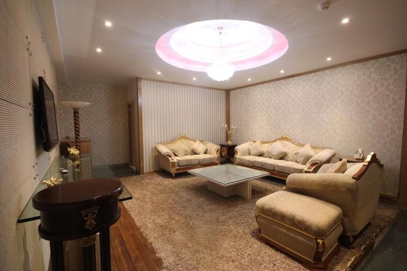 Superior King Suite image 2