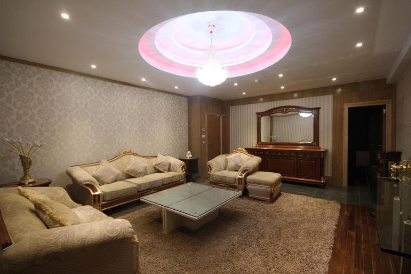 Superior King Suite image 4