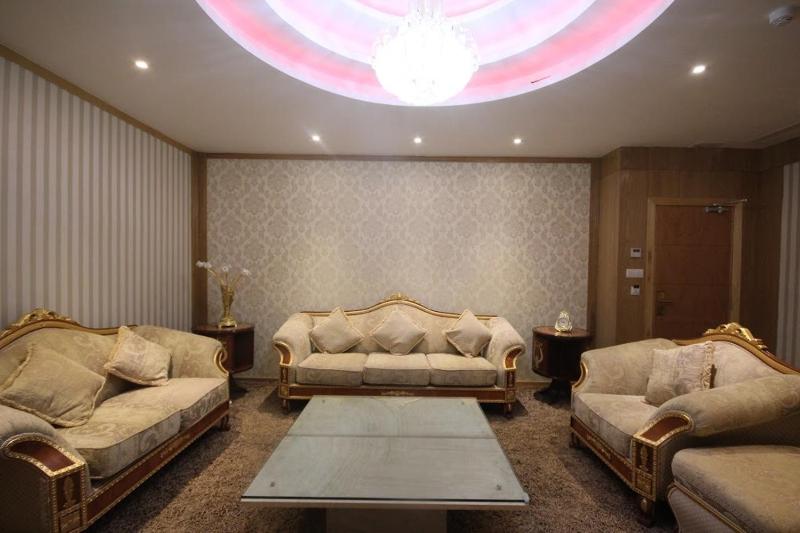 Superior King Suite image 3