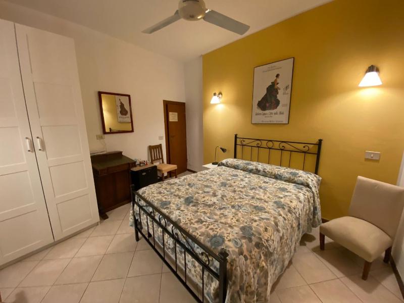 Small Double Room image 4