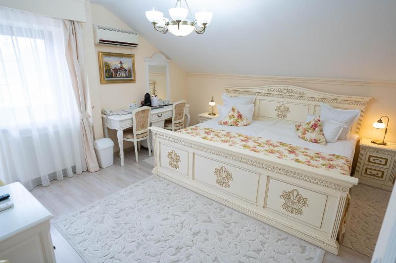 Deluxe King Room image 3