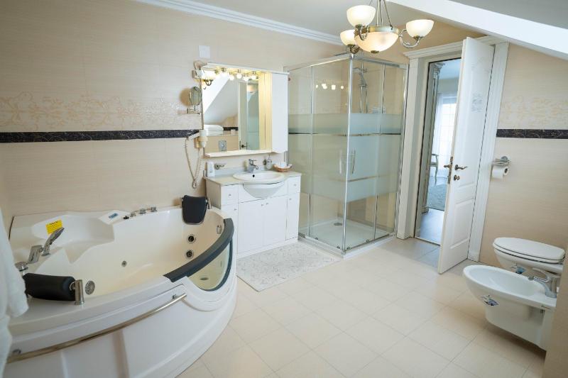 Deluxe King Room image 4