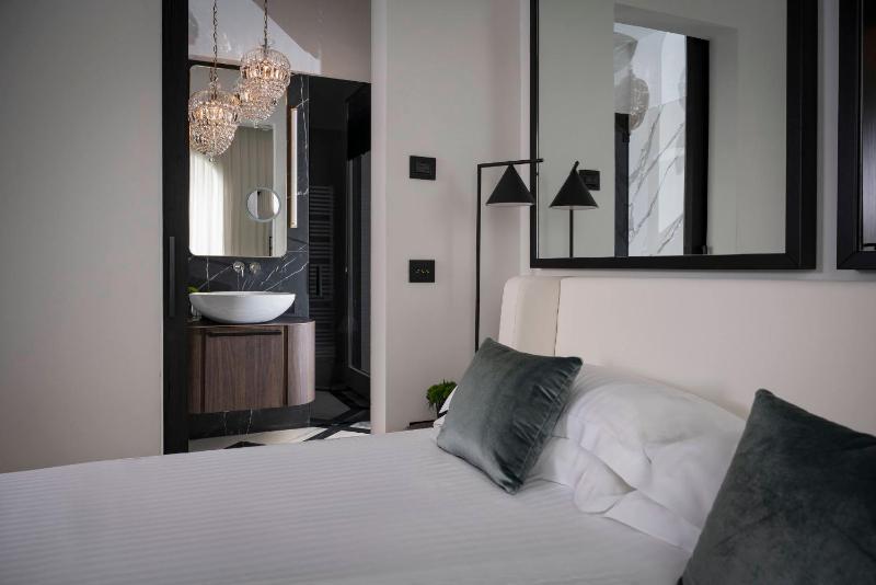 King Suite with Spa Bath - Separate Building image 1