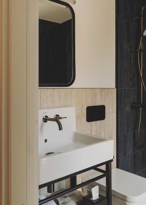 Superior Double Room with Balcony image 3