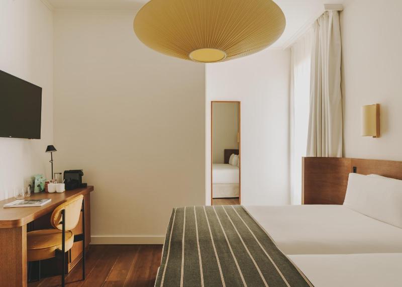 Double or Twin Room image 4