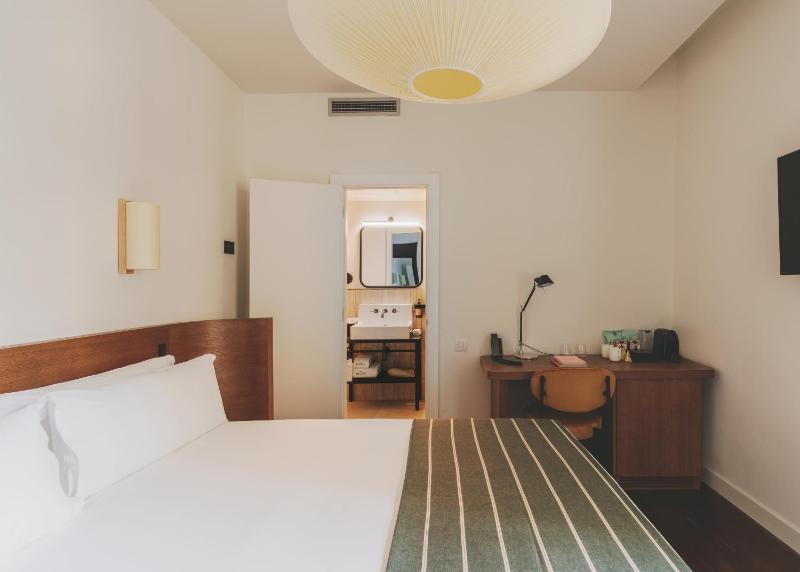 Double or Twin Room image 3