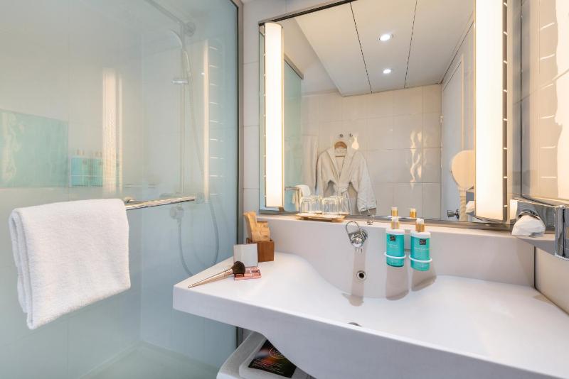 Executive Room with One Double Bed and One Single Sofa Bed  image 2