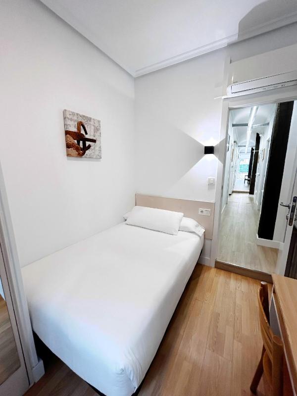 Single Room with Balcony image 4