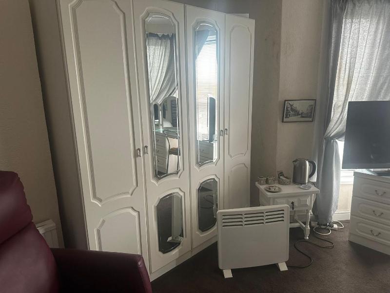 Compact Double Room - Shared image 3