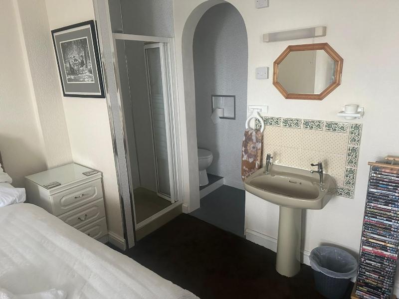 Compact Double Room - Shared image 4