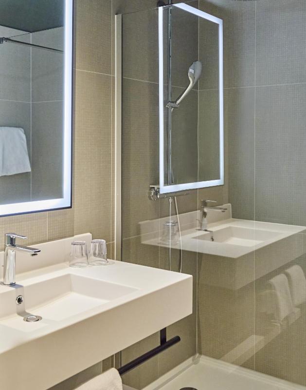 Superior Twin Room image 4