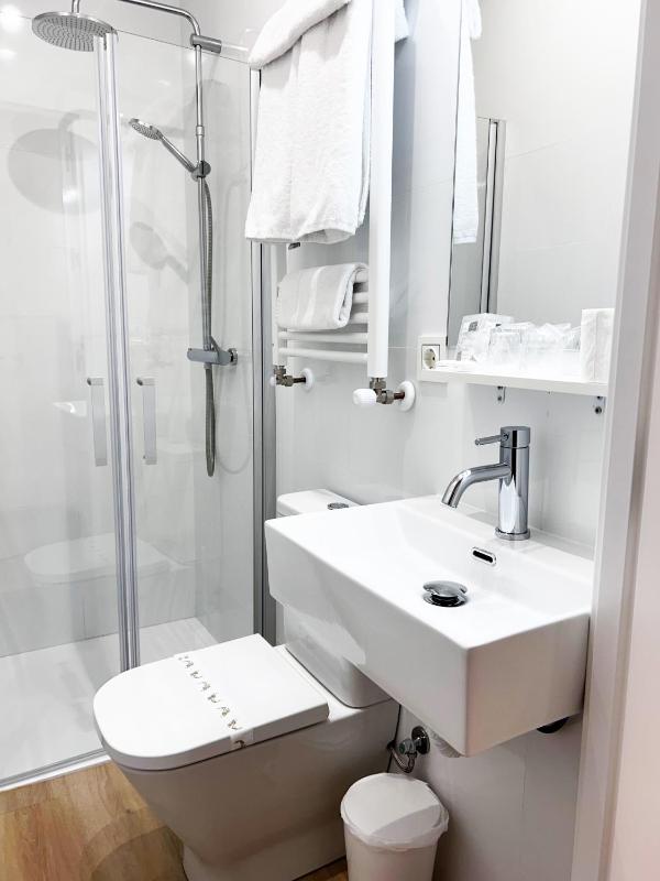 Small Twin Room image 1