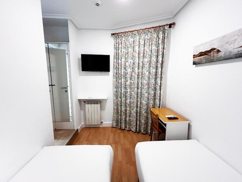 Small Twin Room image 2