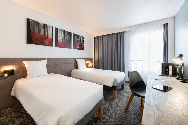 Classic Twin Room image 4