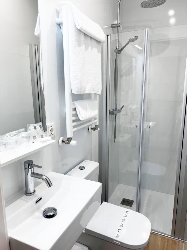 Twin Room with Balcony image 2