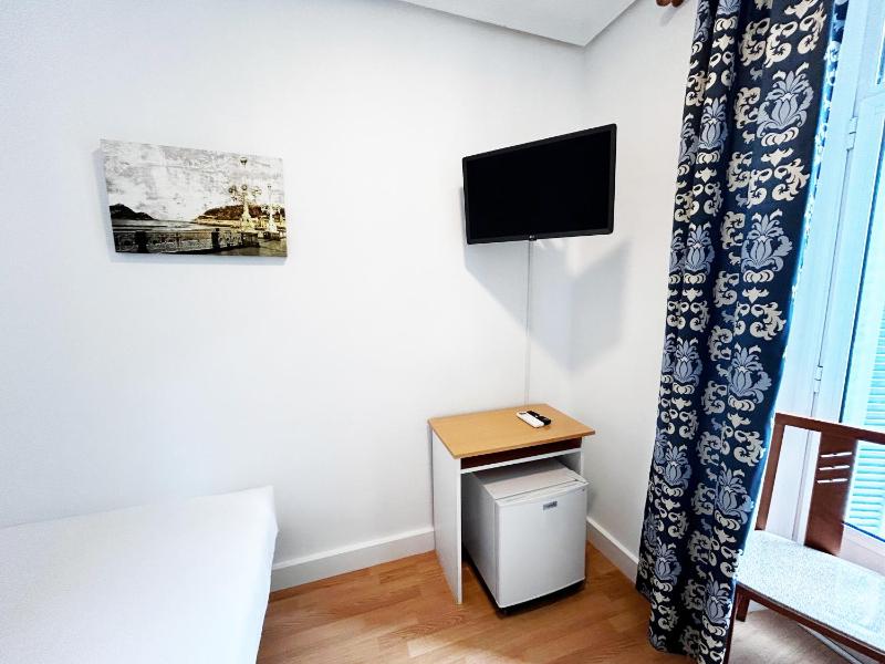 Twin Room with Balcony image 3