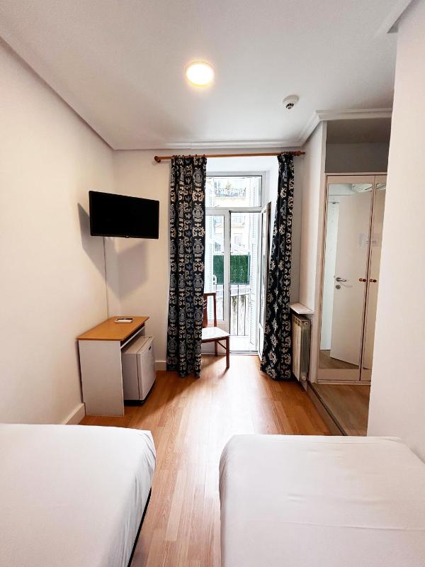 Twin Room with Balcony image 4