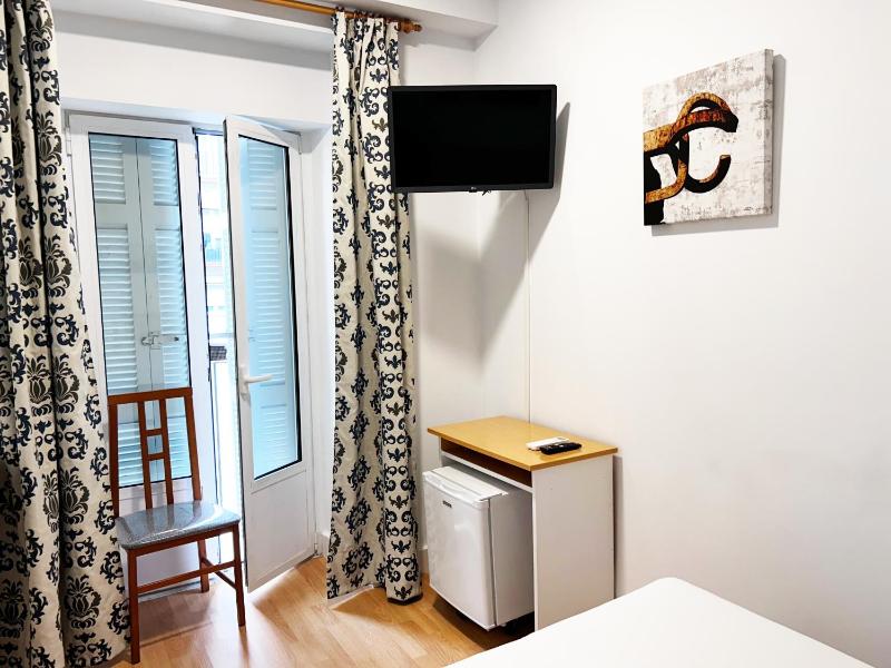 Double Room with Balcony image 3