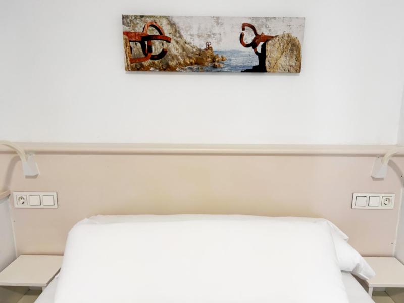 Double Room with Balcony image 4