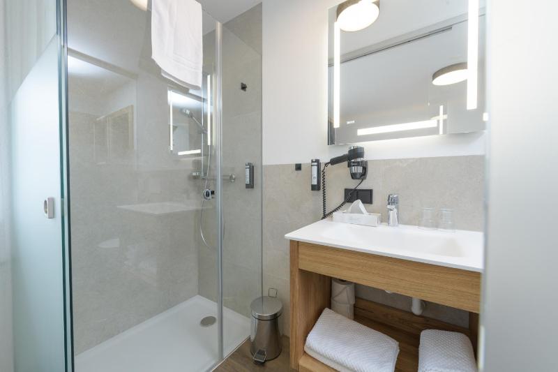 Double Room with Balcony image 2