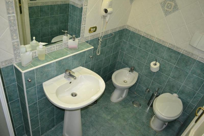 Quadruple Room image 4