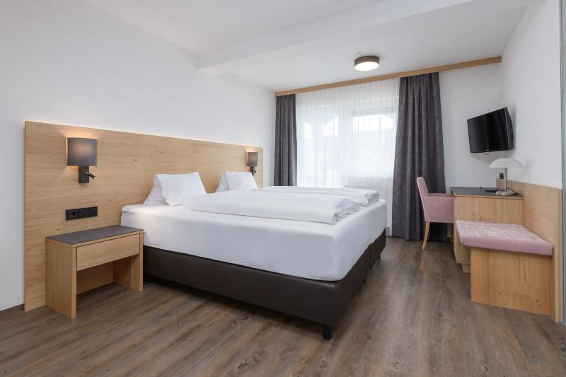 Double Room with Balcony image 4