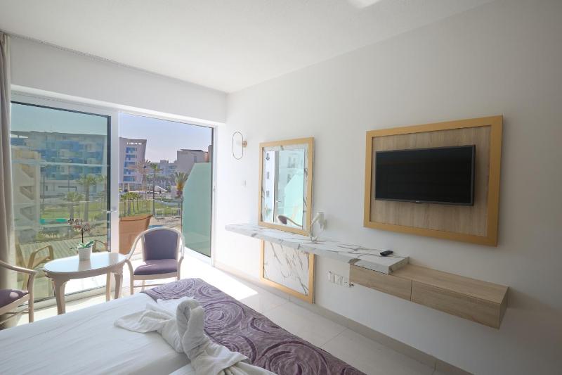 Double or Twin Room with Inland View image 4