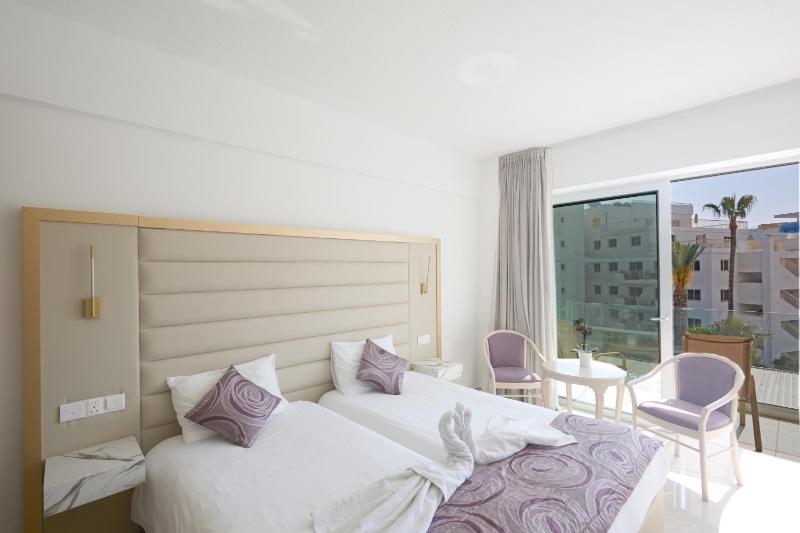 Double or Twin Room with Side Sea View image 4